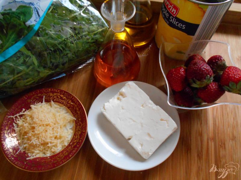 Фото приготовление рецепта: Салат с рукколой и клубникой шаг №1