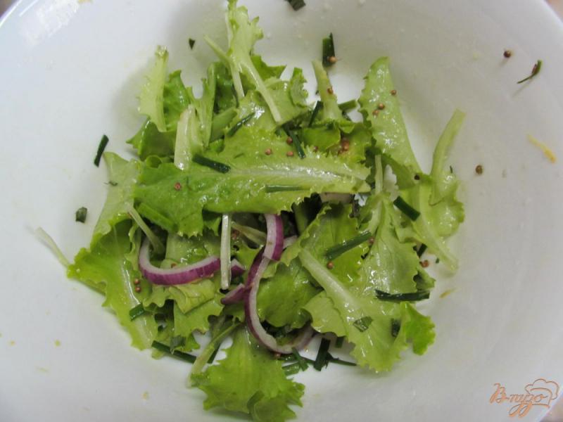 Фото приготовление рецепта: Салат с курицей помидором и салатом шаг №4