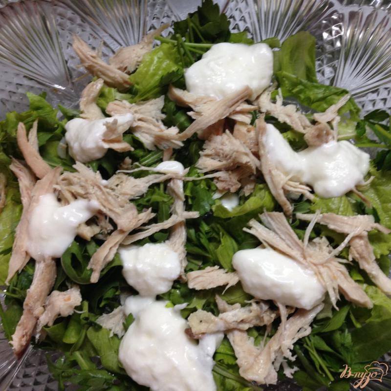 Фото приготовление рецепта: Салат с курицей и изюмом шаг №3