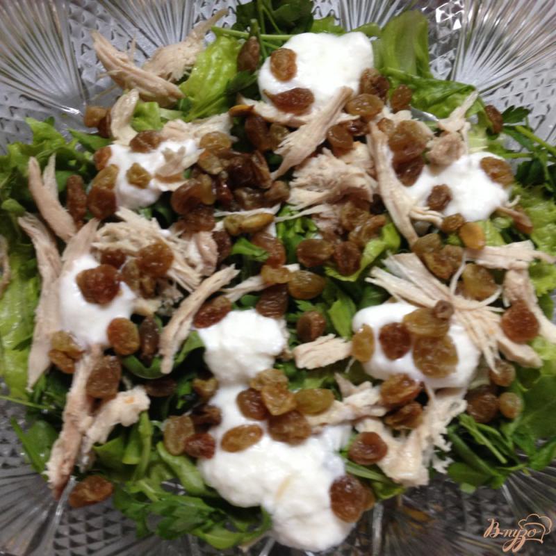 Фото приготовление рецепта: Салат с курицей и изюмом шаг №4