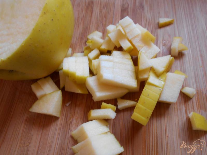 Фото приготовление рецепта: Салат с кальмаром и яблоком шаг №3