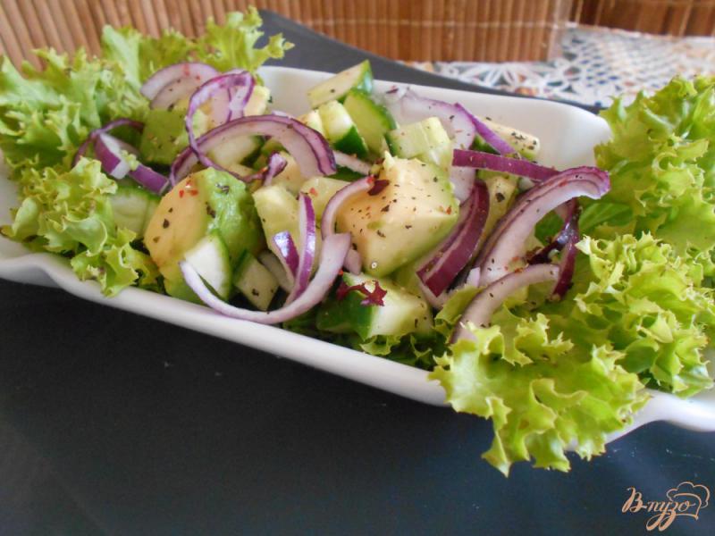Фото приготовление рецепта: Салат с огурцом и авокадо шаг №7
