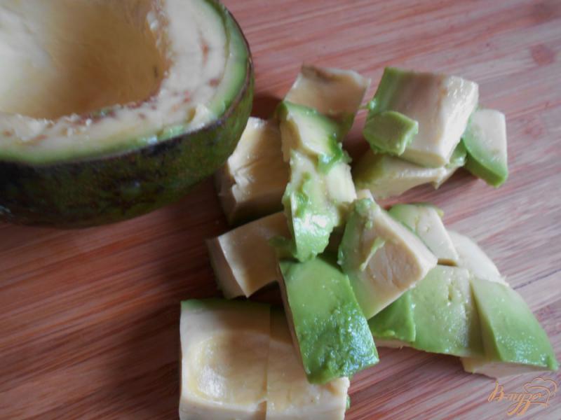 Фото приготовление рецепта: Салат с огурцом и авокадо шаг №2