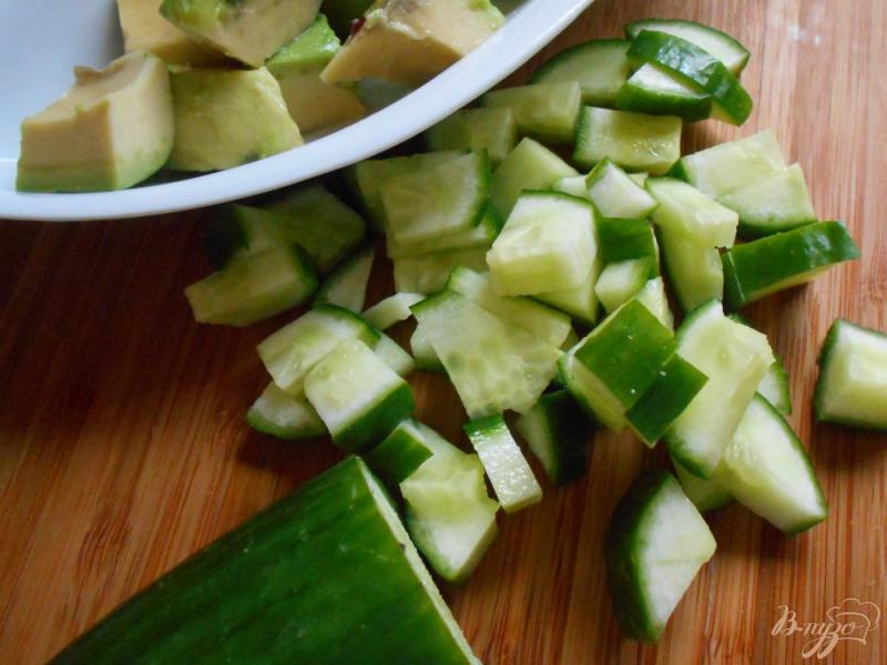 Фото приготовление рецепта: Салат с огурцом и авокадо шаг №3