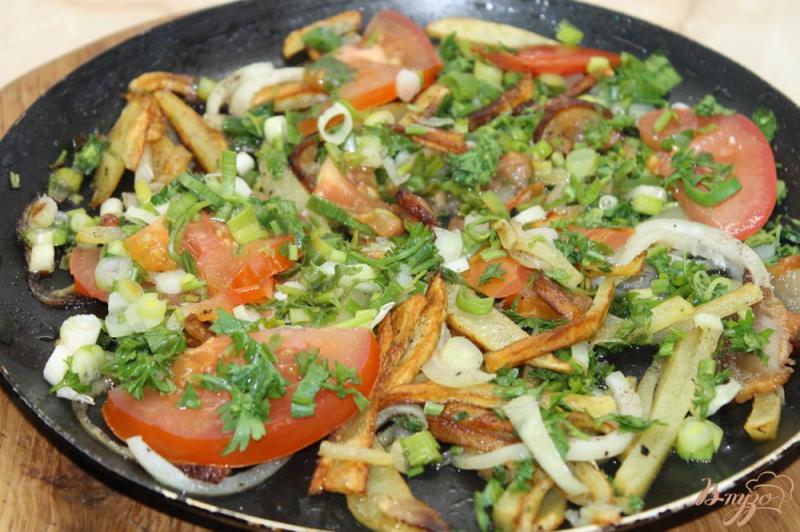 Фото приготовление рецепта: Картофель жаренный на сале с зеленью и помидорами шаг №6