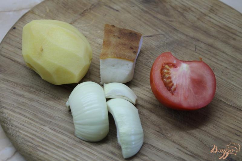 Фото приготовление рецепта: Картофель жаренный на сале с зеленью и помидорами шаг №1