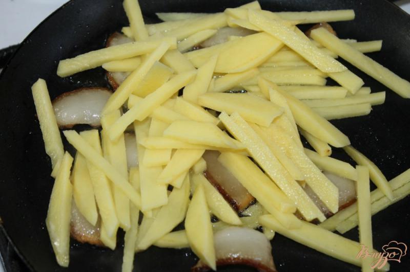 Фото приготовление рецепта: Картофель жаренный на сале с зеленью и помидорами шаг №3