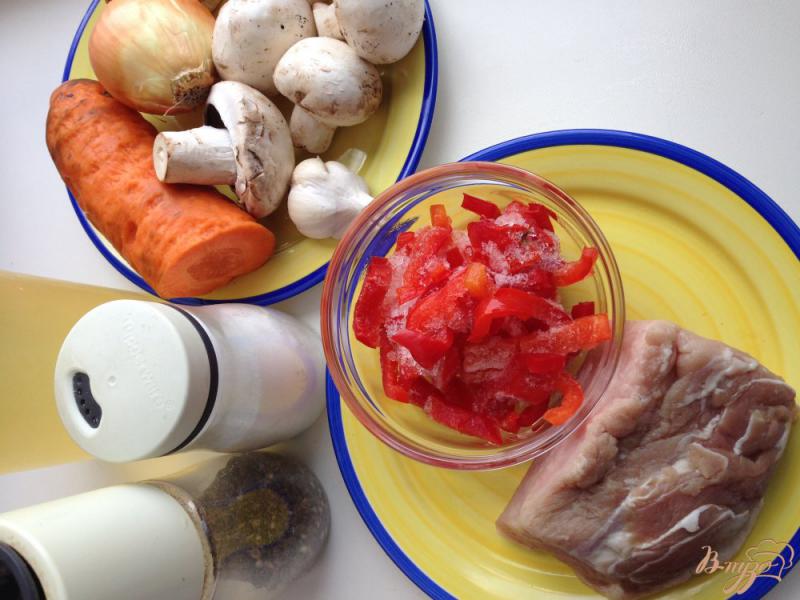 Фото приготовление рецепта: Свинина стир-фрай с овощами и грибами шаг №1