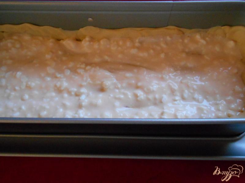 Фото приготовление рецепта: Творожно-ягодный слоеный пирог шаг №4