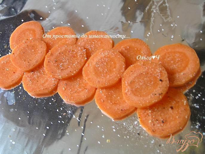 Фото приготовление рецепта: Минтай, запеченный в томатном соусе с морковью шаг №3