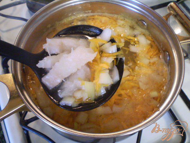 Фото приготовление рецепта: Суп из минтая с маслом и укропом шаг №6