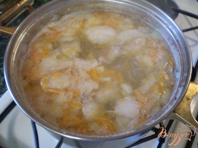 Фото приготовление рецепта: Суп из минтая с маслом и укропом шаг №7