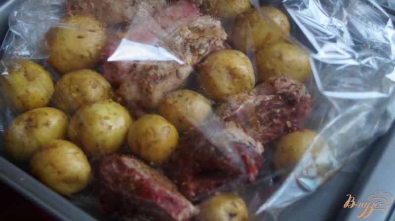 Фото приготовление рецепта: Молодой картофель со свиными ребрами запеченные в рукаве шаг №3