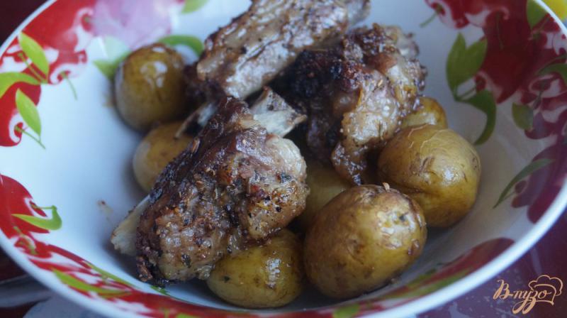 Фото приготовление рецепта: Молодой картофель со свиными ребрами запеченные в рукаве шаг №4
