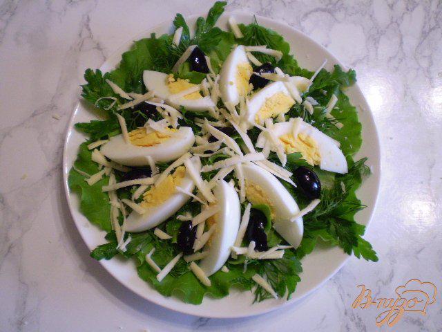 Фото приготовление рецепта: Салат с яйцом, листьями салата, маслинами и базиликом шаг №6