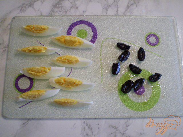 Фото приготовление рецепта: Салат с яйцом, листьями салата, маслинами и базиликом шаг №4