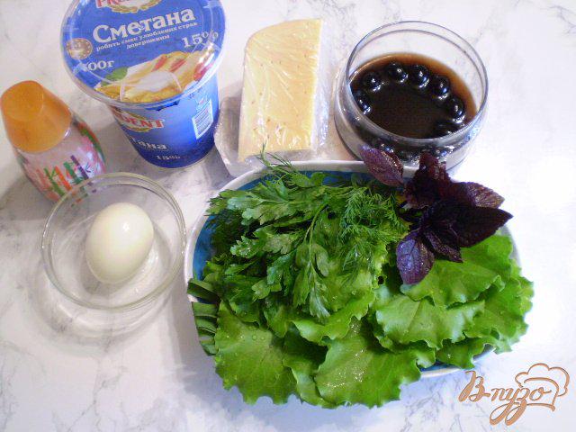 Фото приготовление рецепта: Салат с яйцом, листьями салата, маслинами и базиликом шаг №1
