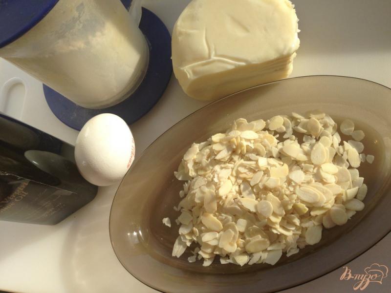 Фото приготовление рецепта: Сыр сулугуни в миндальной корочке с абрикосовым джемом шаг №1