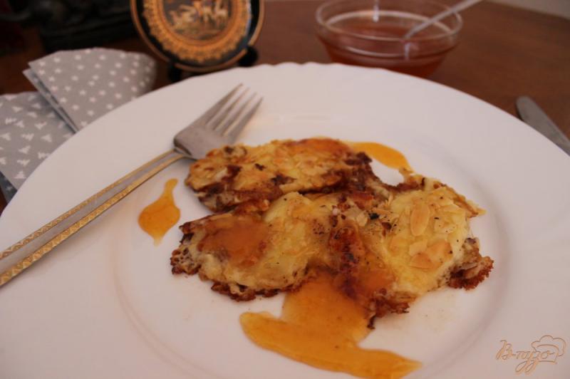 Фото приготовление рецепта: Сыр сулугуни в миндальной корочке с абрикосовым джемом шаг №7