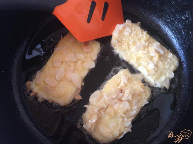 Фото приготовление рецепта: Сыр сулугуни в миндальной корочке с абрикосовым джемом шаг №6