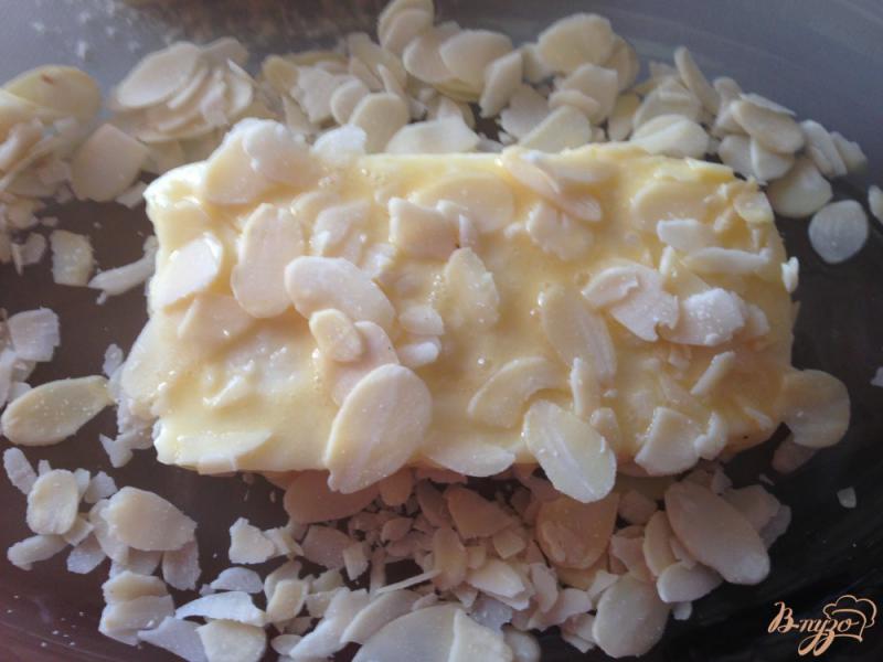 Фото приготовление рецепта: Сыр сулугуни в миндальной корочке с абрикосовым джемом шаг №5