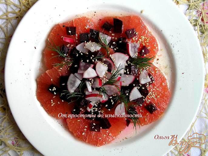 Фото приготовление рецепта: Салат с грейпфрутом, свеклой и редисом шаг №5