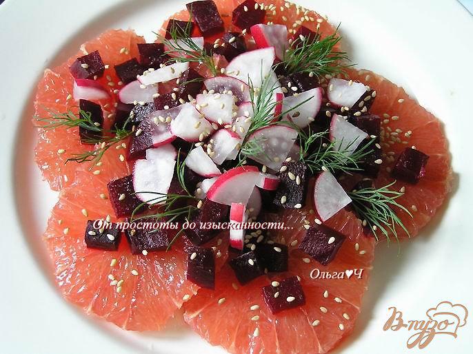 Фото приготовление рецепта: Салат с грейпфрутом, свеклой и редисом шаг №3