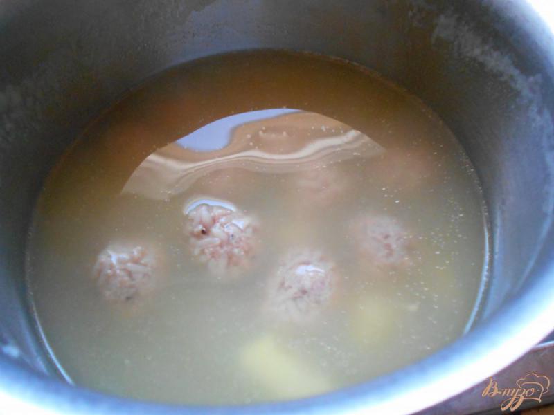 Фото приготовление рецепта: Суп со стручковой фасолью и мясными шариками шаг №4