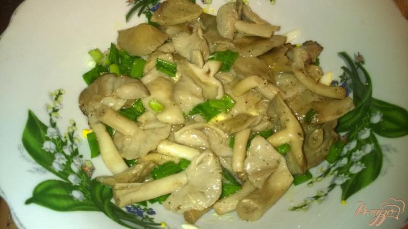 Фото приготовление рецепта: Куриный салат с яйцами и грибами шаг №2