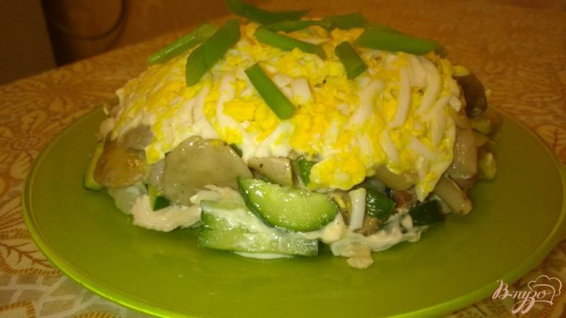 Фото приготовление рецепта: Куриный салат с яйцами и грибами шаг №5