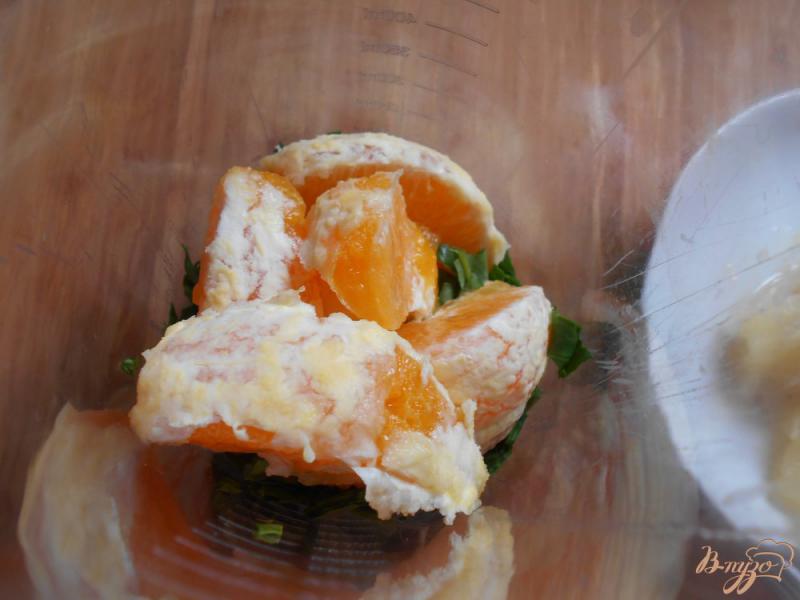 Фото приготовление рецепта: Смузи из шпината, апельсина и ананаса шаг №4
