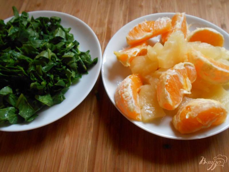 Фото приготовление рецепта: Смузи из шпината, апельсина и ананаса шаг №3