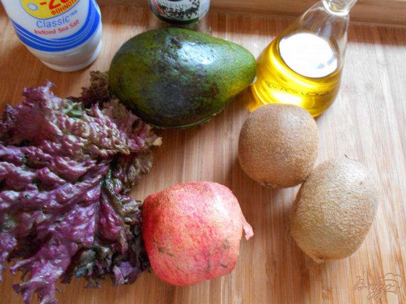 Фото приготовление рецепта: Салат с киви и авокадо шаг №1