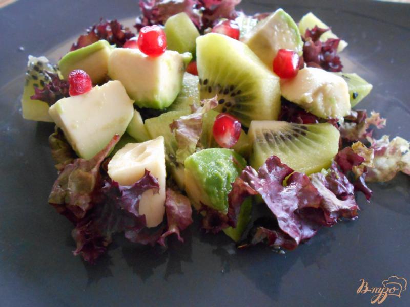 Фото приготовление рецепта: Салат с киви и авокадо шаг №5
