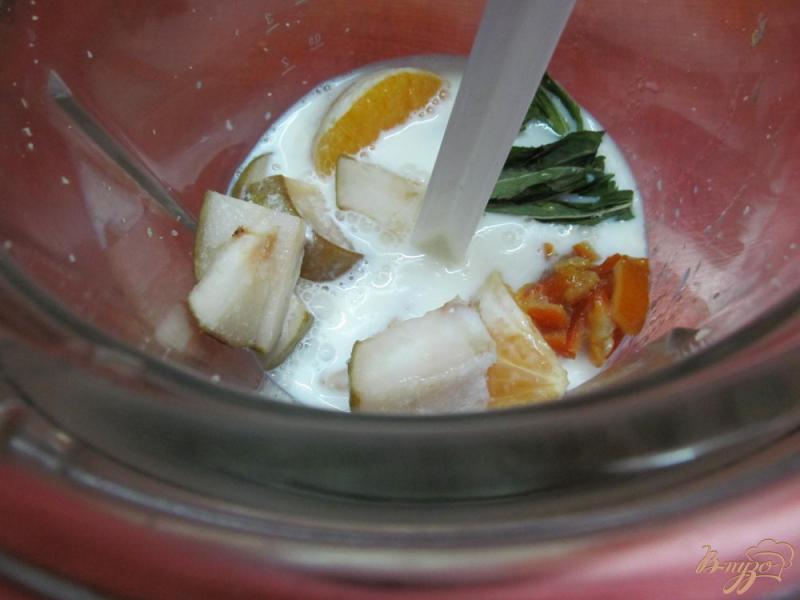 Фото приготовление рецепта: Смузи на молоке из груши с апельсином шаг №3