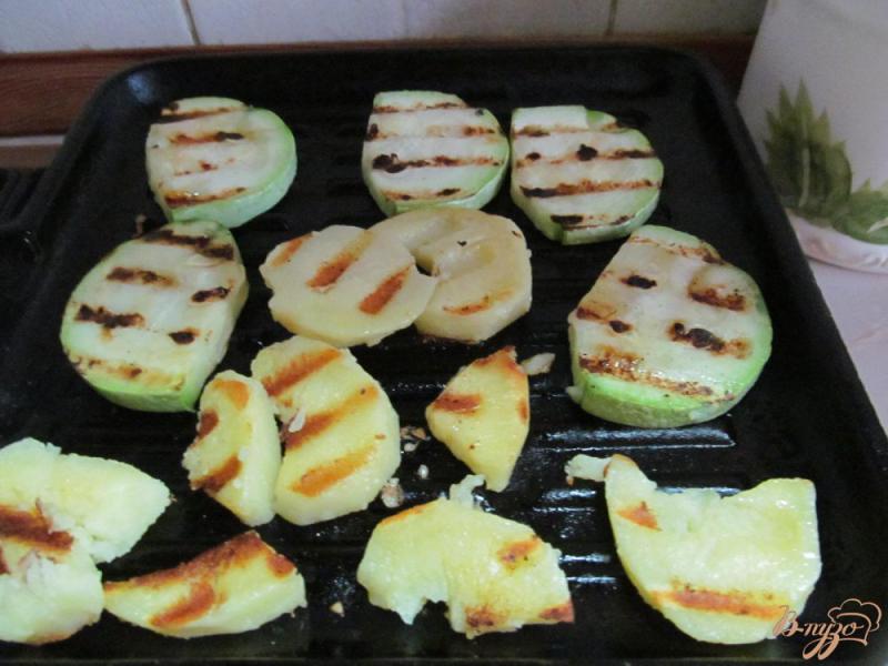 Фото приготовление рецепта: Теплый салат и свинины картофеля и кабачка шаг №3
