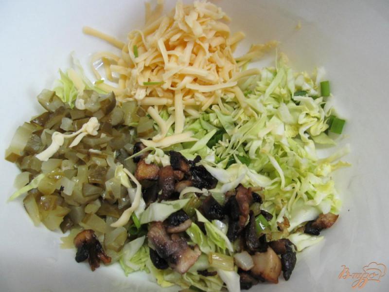 Фото приготовление рецепта: Салат из молодой капусты и шампиньена шаг №3
