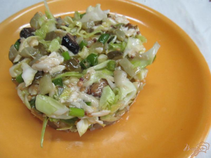 Фото приготовление рецепта: Салат из молодой капусты и шампиньена шаг №7