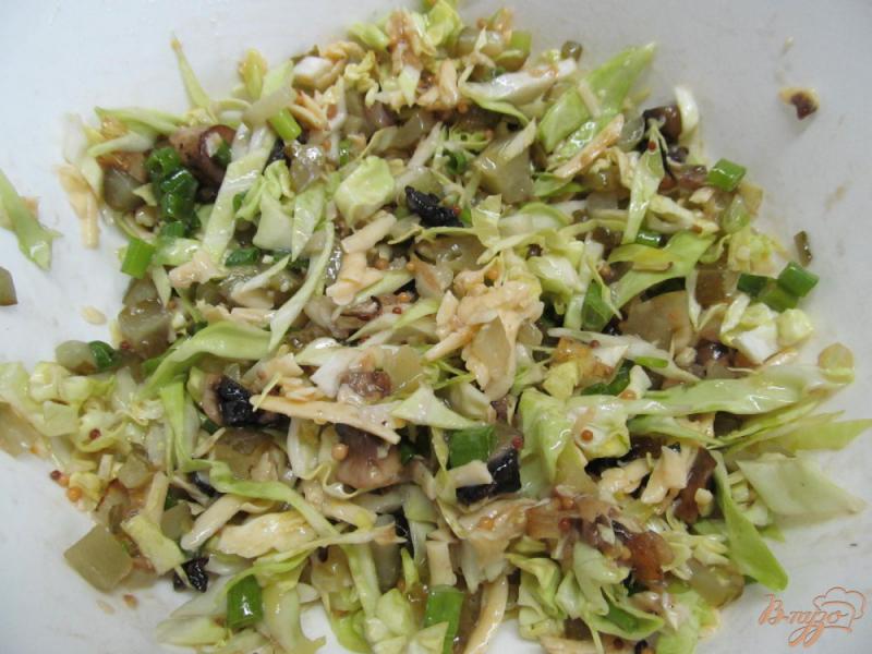 Фото приготовление рецепта: Салат из молодой капусты и шампиньена шаг №6