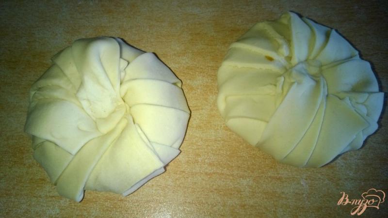 Фото приготовление рецепта: Яблочные слойки «Хризантемы» шаг №4