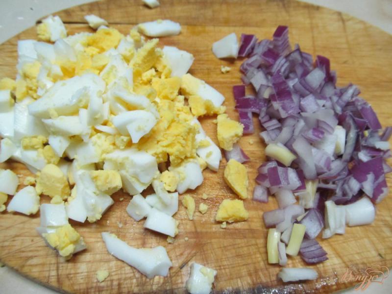 Фото приготовление рецепта: Салат с курицей и черносливом шаг №3