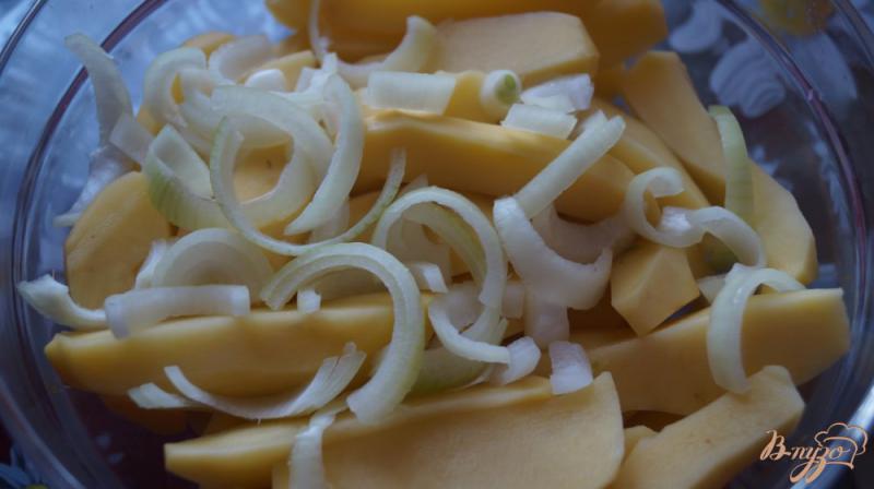 Фото приготовление рецепта: Картофель с луком и сыром в духовке шаг №1