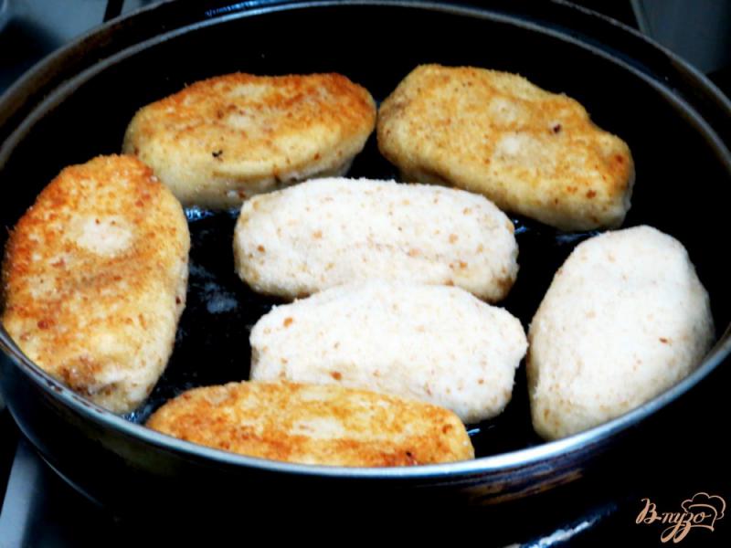 Фото приготовление рецепта: Картофельные пирожки  с сыром шаг №6