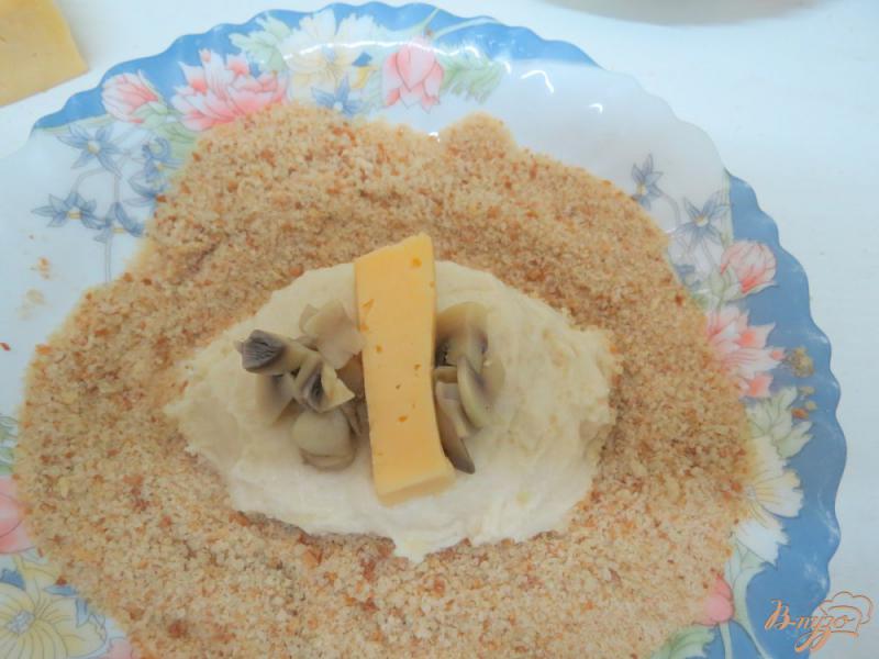 Фото приготовление рецепта: Картофельные пирожки  с сыром шаг №5
