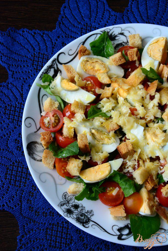 Фото приготовление рецепта: Салат с рукколой, помидорами и сухариками шаг №6