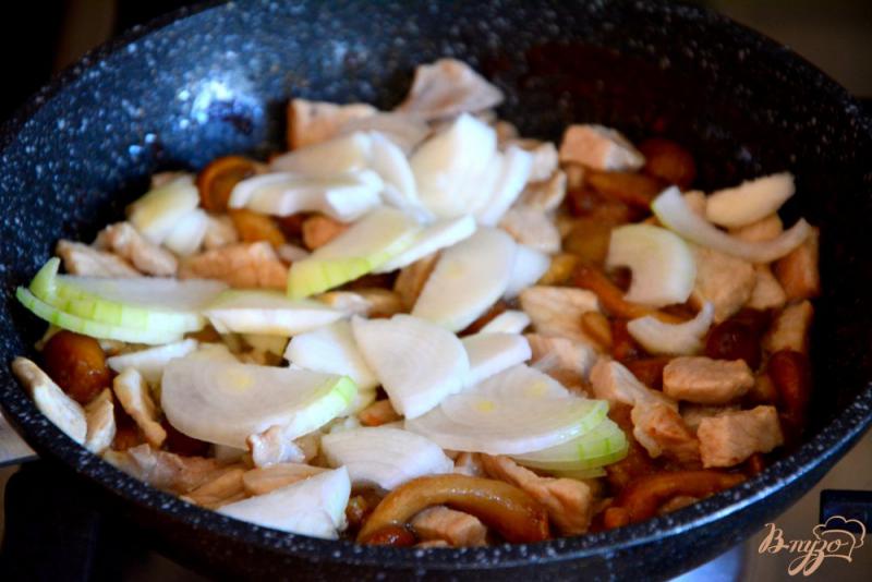 Фото приготовление рецепта: Рис с грибами и свининой под сырной корочкой шаг №4