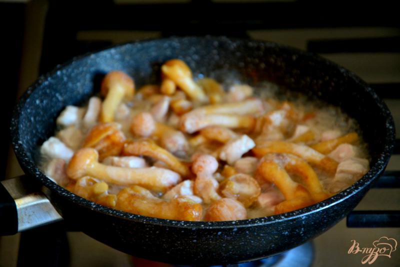 Фото приготовление рецепта: Рис с грибами и свининой под сырной корочкой шаг №3