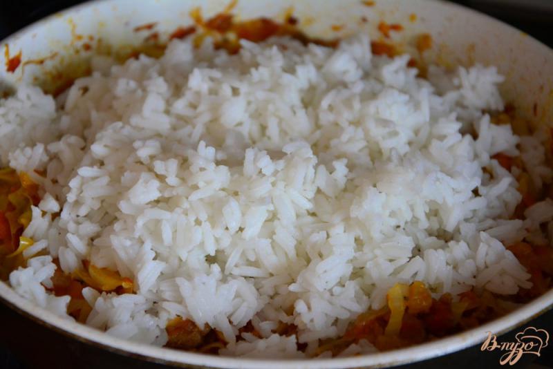 Фото приготовление рецепта: Бигус с капустой, фаршем и рисом. шаг №7