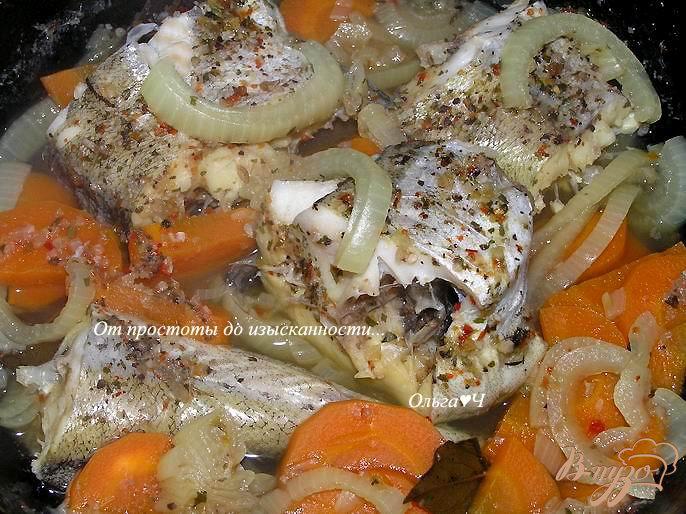Фото приготовление рецепта: Минтай, тушеный с луком и морковью (без масла) шаг №3