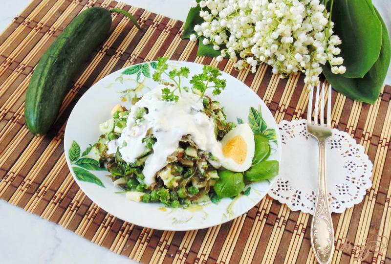 Фото приготовление рецепта: Салат с зелёным горошком и морской капустой шаг №9